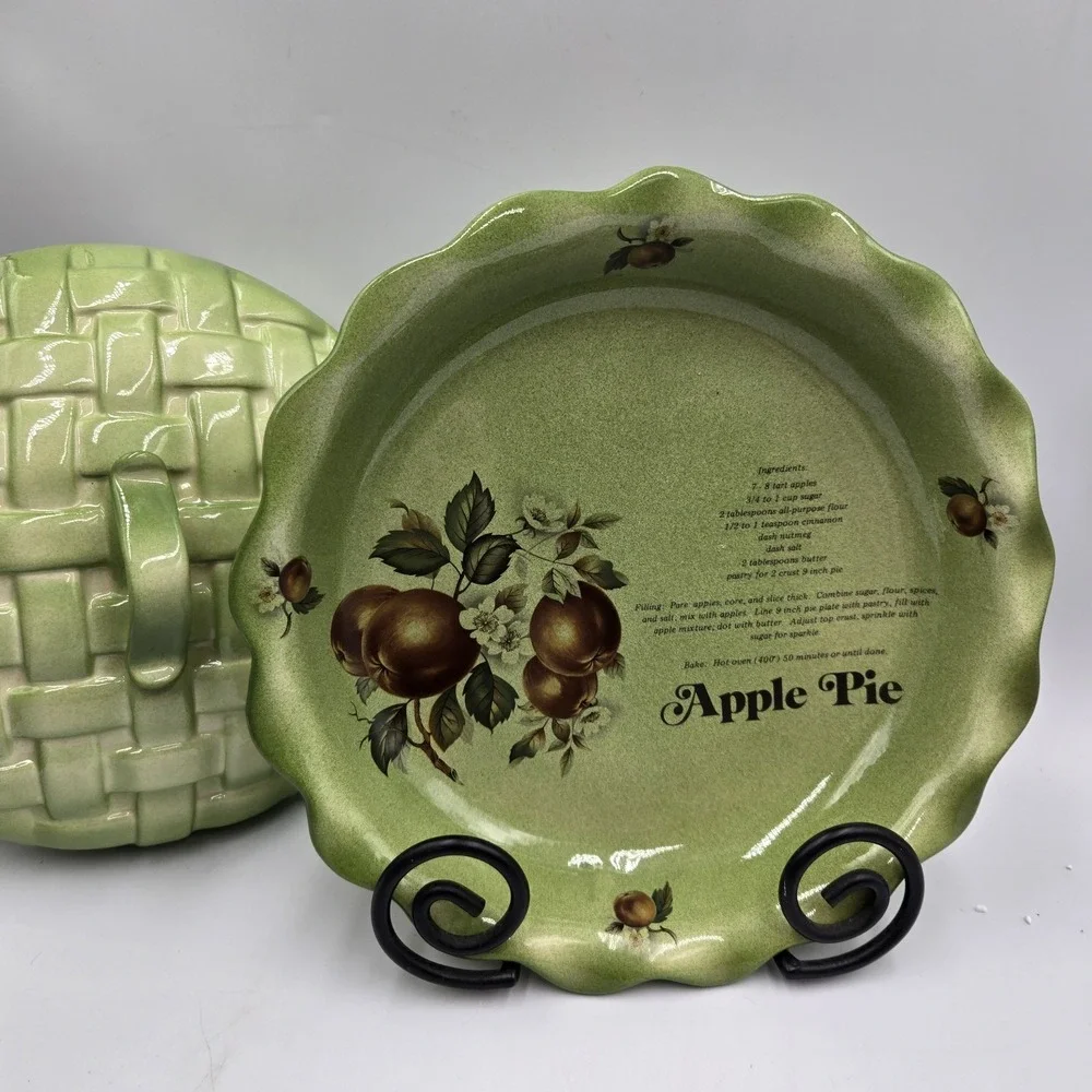VTG 1976 Bell Ceramics Covered Apple Pie‎ Recipe Dish with Lattice Lid Green